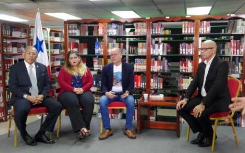 foro: "Conversaciones con la Universidad".  De izq. a der. el Mgtr. Reymundo Gurdián, la Mgtr. Catherine Muñoz, el Arq. Alvaro Uribe y el Dr. Luis Pulido Ritter.