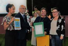 Reciben el reconocimiento de manos del vicerrector acádemico Mgt. Yadira Aguilar Gordón y Lic. Charlyn Marmolejos
