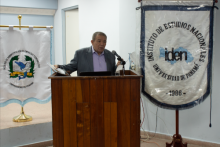 El director del IDEN, Isaac I. Gómez hace uso de la palabra durante la inauguración del “Foro de alto nivel en políticas públicas”, realizado en la Facultad de Administración de Empresas y Contabilidad.
