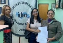 Entregan trabajos de tesis